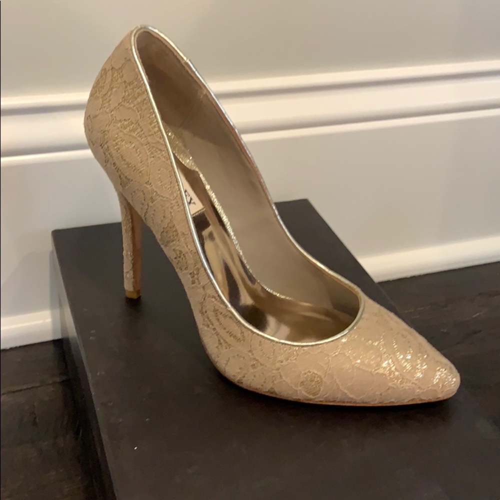 Badgley Mischka Gold Lace Heels Size 8